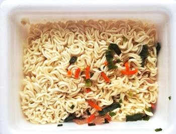 ペヤング 煮干しカレーやきそば 湯切り後