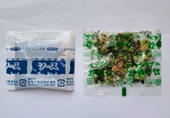 ペヤング 野沢菜ぺペロン風やきそば　ソースとかやく